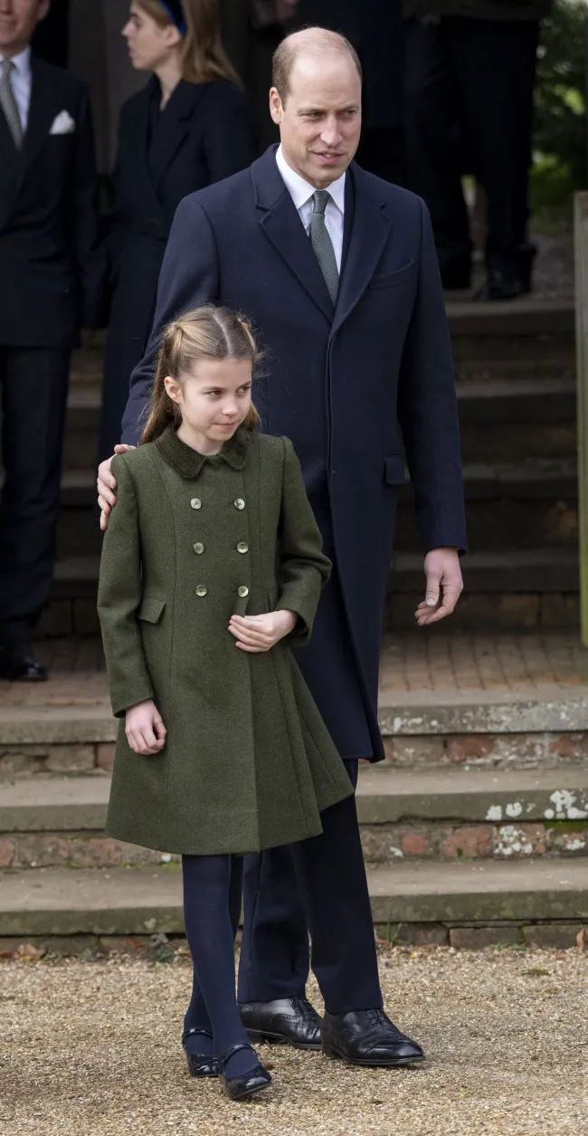 La princesa Charlotte asiste a los servicios religiosos el día de Navidad.