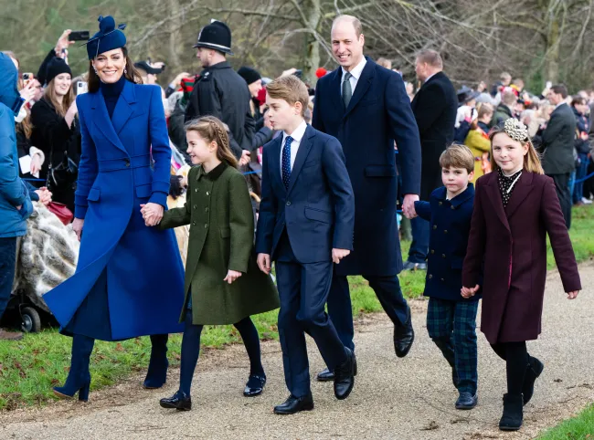 Catalina, Princesa de Gales, Princesa Carlota de Gales, Príncipe Jorge de Gales, Príncipe Guillermo, Príncipe de Gales, Príncipe Luis de Gales y Mia Tindall asisten al servicio matutino de Navidad en la Iglesia de Sandringham.