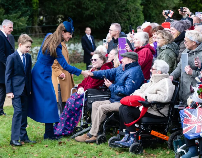 Kate Middleton saluda a la gente que esperaba afuera de la iglesia el día de Navidad.