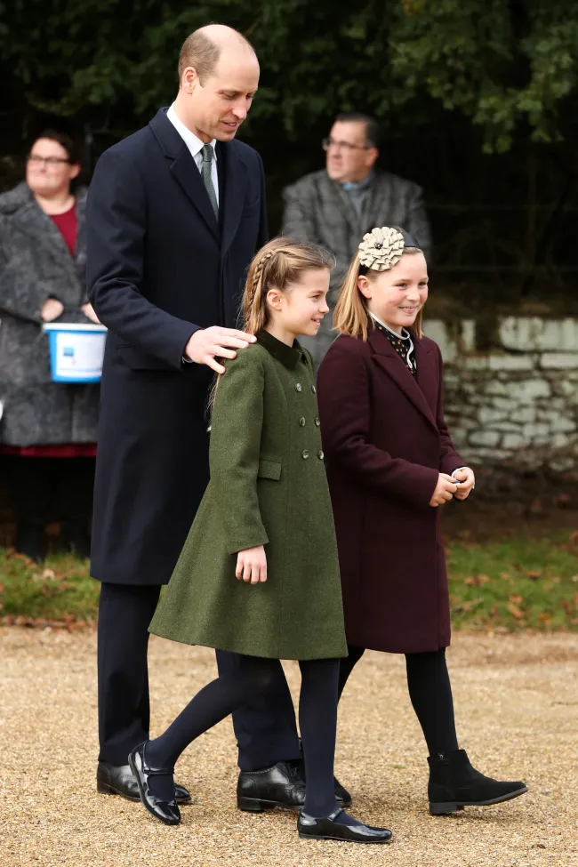 William, el Príncipe de Gales, la Princesa Charlotte y Mia Tindall asisten al servicio del día de Navidad de la Familia Real en la iglesia de Santa María Magdalena.