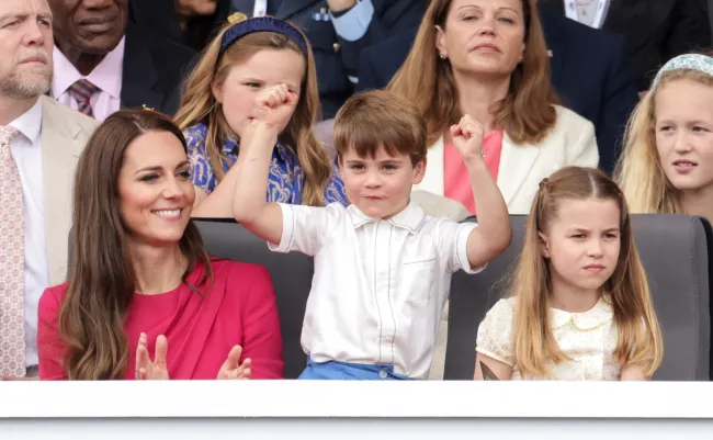 A ella se unieron la princesa Charlotte, de 8 años, y el príncipe Louis, de 5, para la visita del sábado.imágenes falsas
