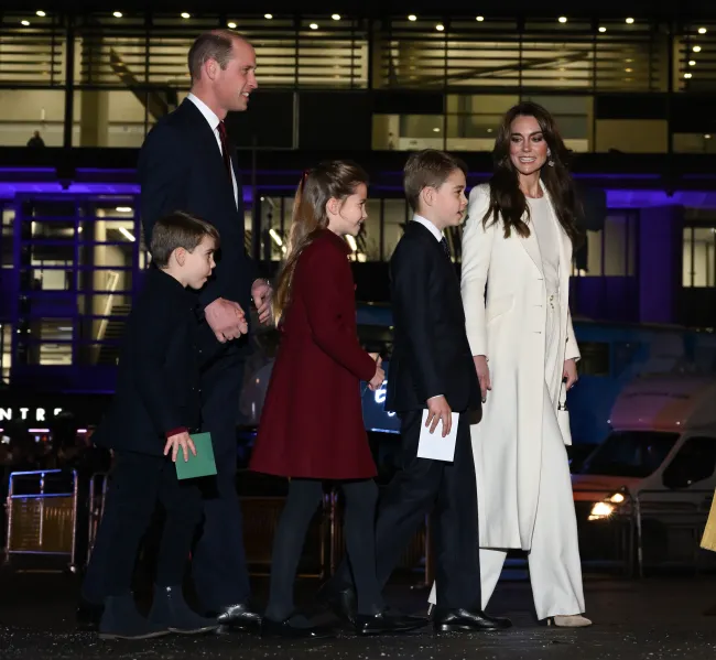 El príncipe William, Kate Middleton y sus tres hijos caminando juntos