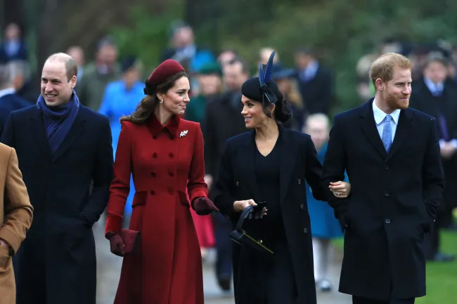 El príncipe William, Kate Middleton, Meghan Markle y el príncipe Harry caminando juntos