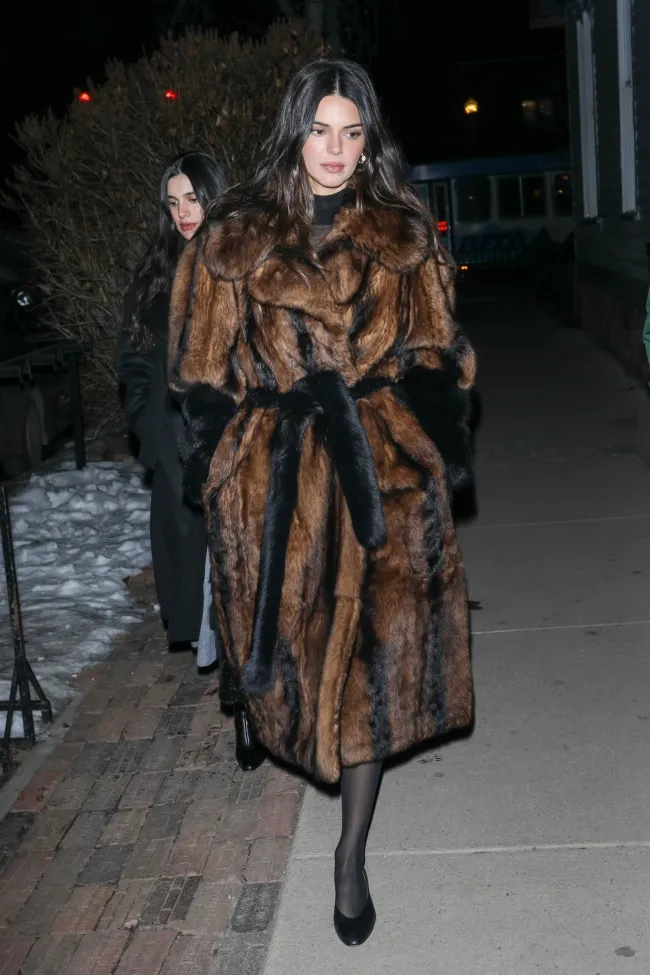 Kendall Jenner usó un acogedor abrigo de piel cuando visitó Aspen durante el fin de semana.