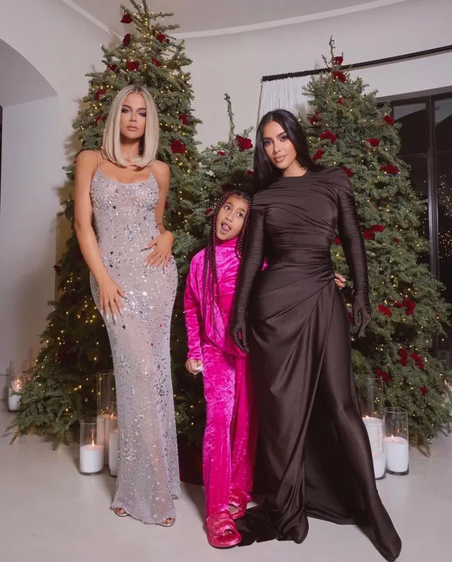 Durante las últimas semanas, Kardashian ha mostrado sus elegantes decoraciones dentro y fuera de su mansión de 60 millones de dólares.kimkardashian/Instagram