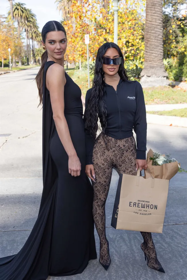 Kim Kardashian llevó una elegante bolsa de compras al desfile de Balenciaga el sábado.