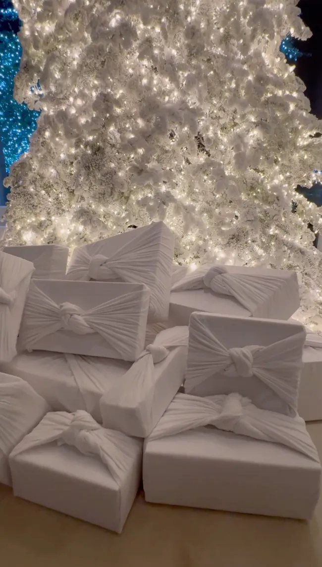 Kim Kardashian mostró la montaña de regalos debajo de su árbol de Navidad blanco.Instagram/@kimkardashian