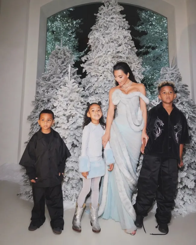 Kim Kardashian con sus hijos en su fiesta de Nochebuena 2023
