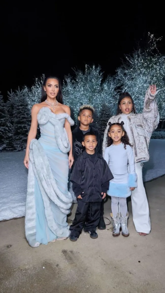 Kim Kardashian con sus hijos en su fiesta de Nochebuena 2023