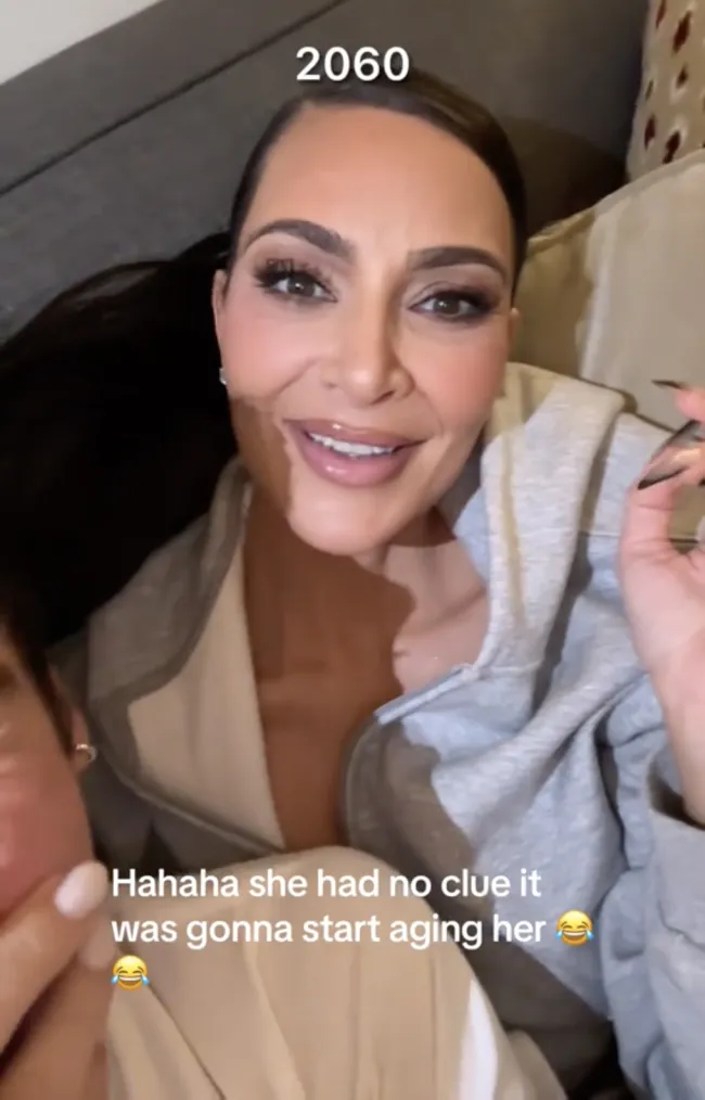 En el clip compartido en la aplicación de redes sociales el martes por su maquillador, Ariel Tejada, la fundadora de Skims sonrió mientras su amiga ponía su rostro completo ante la cámara mientras ésta la envejecía 50 años.Ariel/Tik Tok