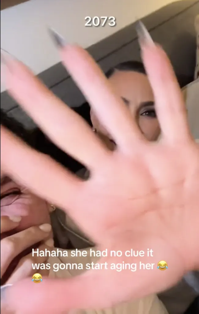 Una vez que Kardashian notó que eso también iba a estar arrugado por el filtro, cambió para mostrar la palma de su mano antes de que su amiga terminara el video.Ariel/Tik Tok