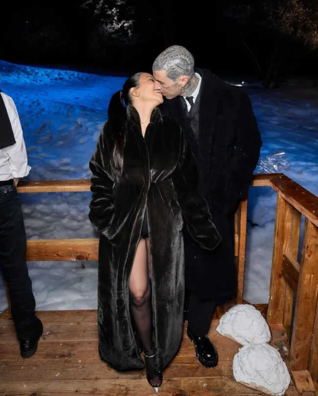 Kourtney Kardashian y Travis Barker besándose