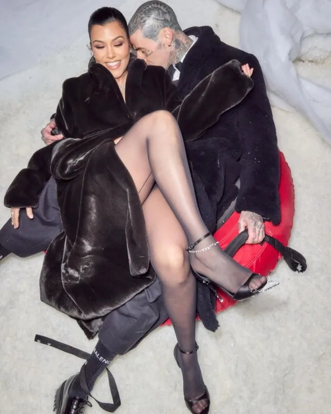 Kourtney Kardashian sentada sobre Travis Barker