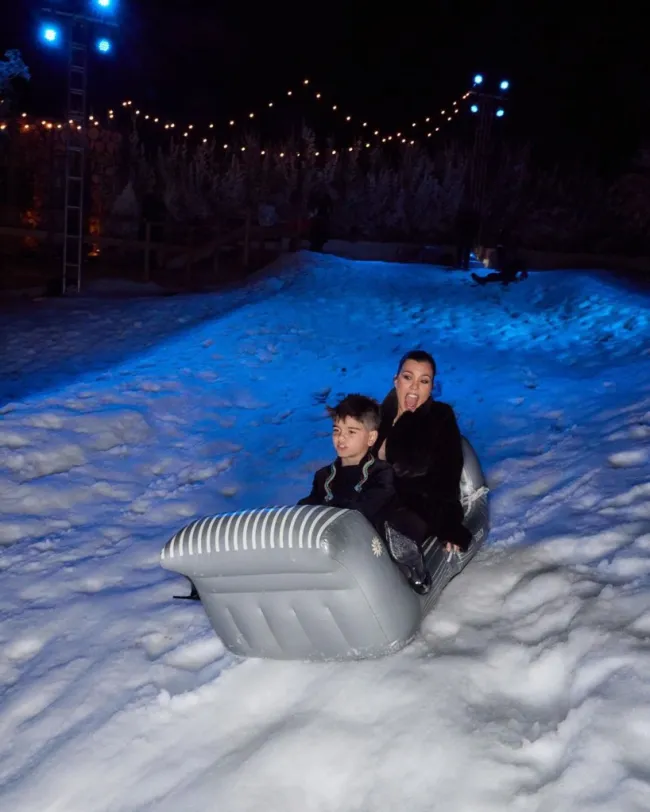 Kourtney Kardashian haciendo snowboard con su hijo Reign