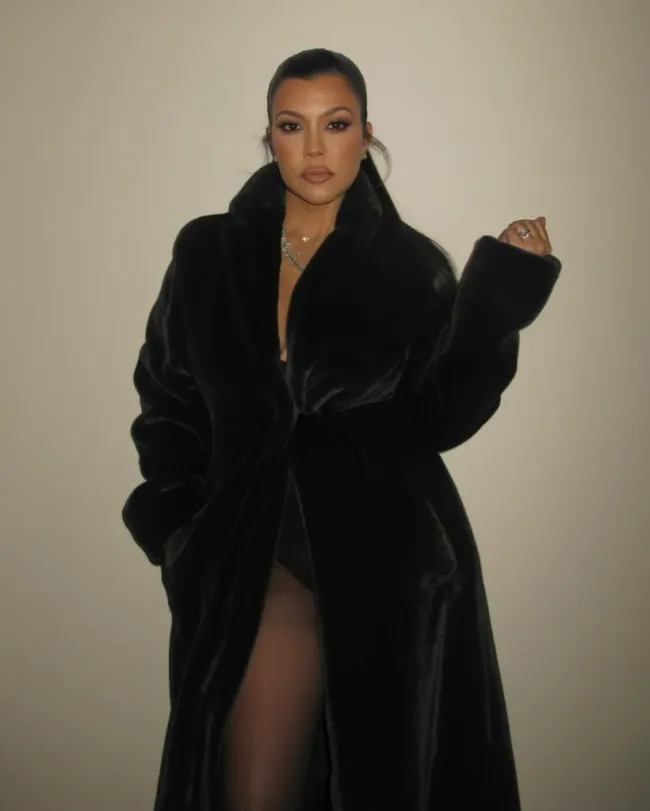 Kourtney Kardashian con un abrigo de piel