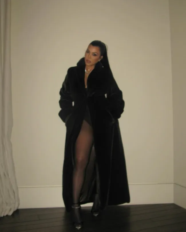 Kourtney Kardashian con un abrigo de piel