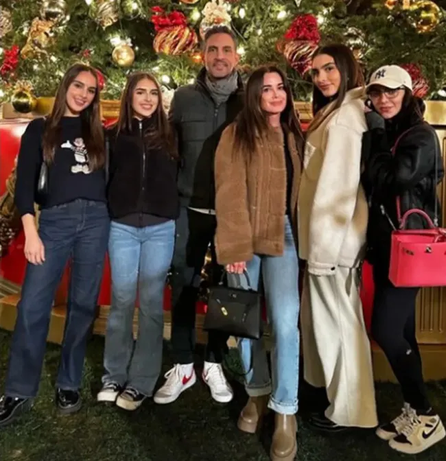 Los ex posaron juntos para una dulce foto navideña tomada con sus hijas.alexiaumansky/Instagram