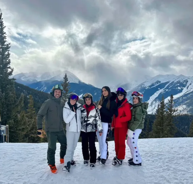mauricio umansky, kyle richards y sus cuatro hijas en la cima de una montaña con equipo de esquí