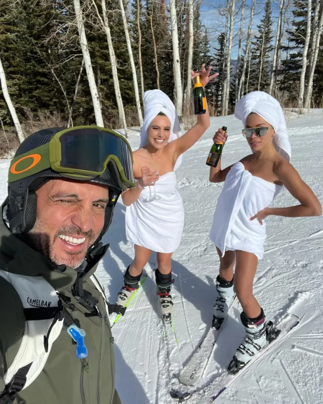 mauricio umansky en una pista de esquí con dos mujeres que están en toallas de baño