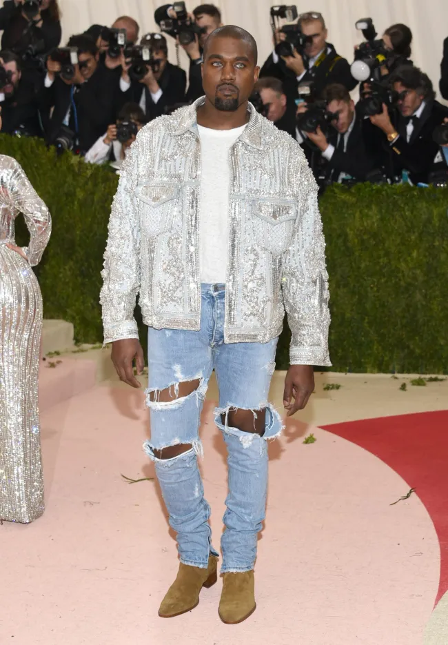 Kanye West llega a la gala benéfica del Instituto de Vestuario del Museo Metropolitano de Arte en 2016.