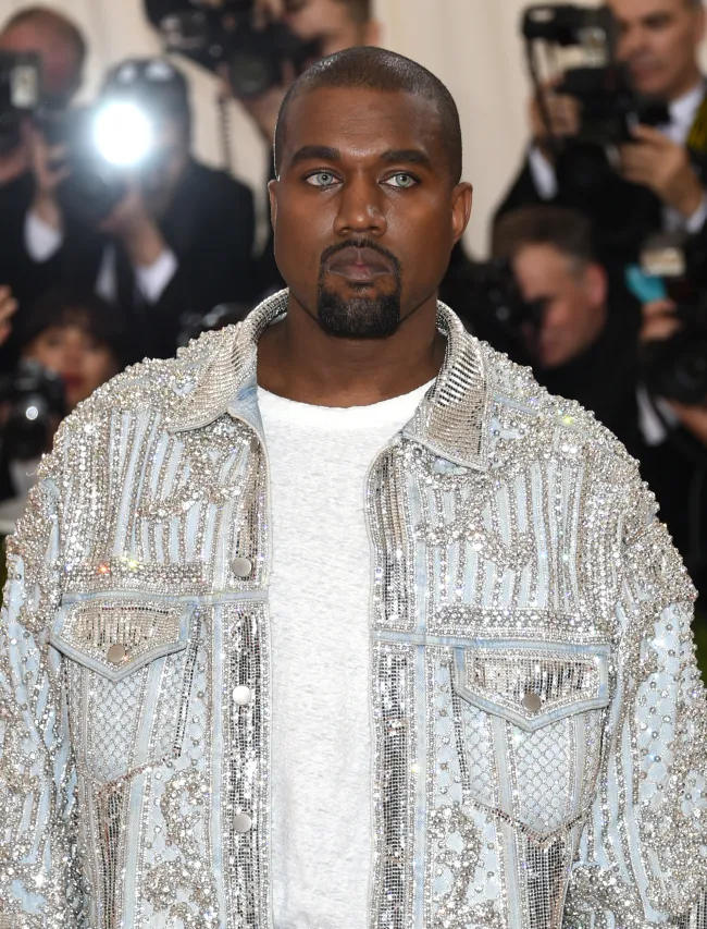 Kanye West llega a la gala benéfica del Instituto de Vestuario del Museo Metropolitano de Arte en 2016.