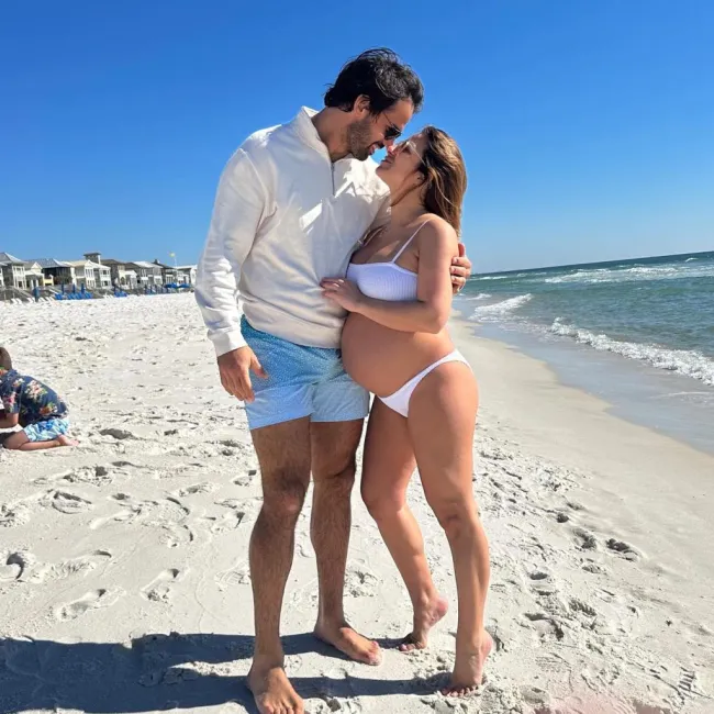 Jessie James Decker embarazada y Eric Decker en la playa
