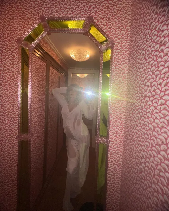 Selfie en el espejo de Suki Waterhouse