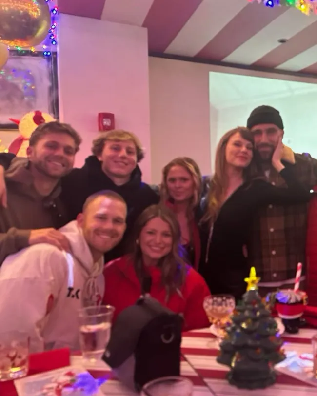 La pareja posó con un grupo de jóvenes fanáticos el domingo por la noche en un popular bar navideño.Instagram/trace.corum