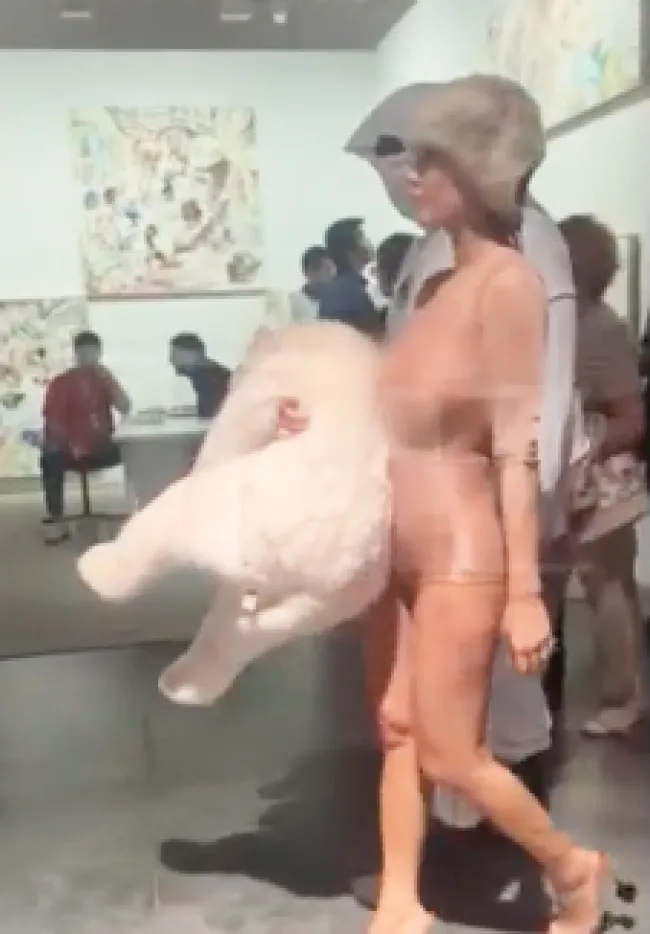 Llevaba un mono transparente color nude y lo complementaba con un sombrero de piel y un animal de peluche blanco.TMZ