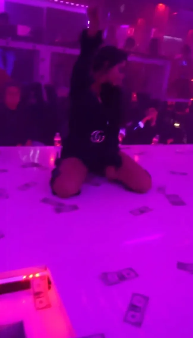 Angelina Pivarnick bailando en el escenario de un club de striptease