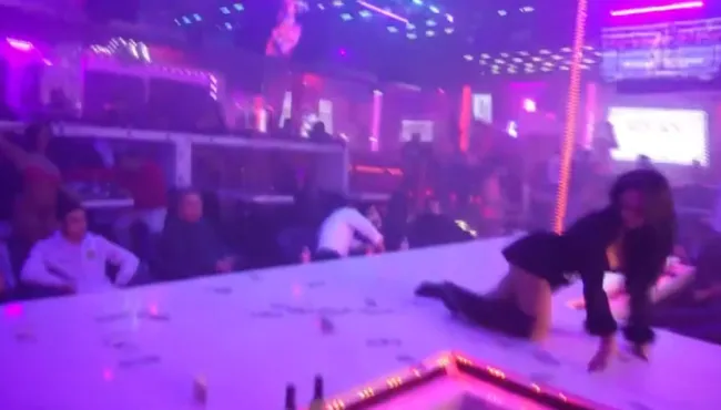 Angelina Pivarnick bailando en el escenario de un club de striptease