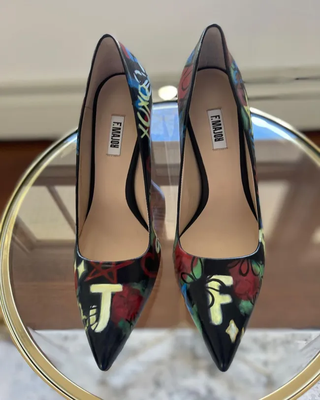 Rachel Fuda sorprendió a Fessler con estos zapatos de tacón pintados a medida.jennfessler/Instagram