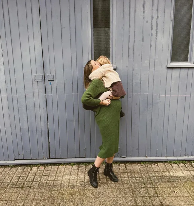 Sugg y Deyes también comparten a su hija Ottilie, de 2 años.Zoe Sugg/Instagram