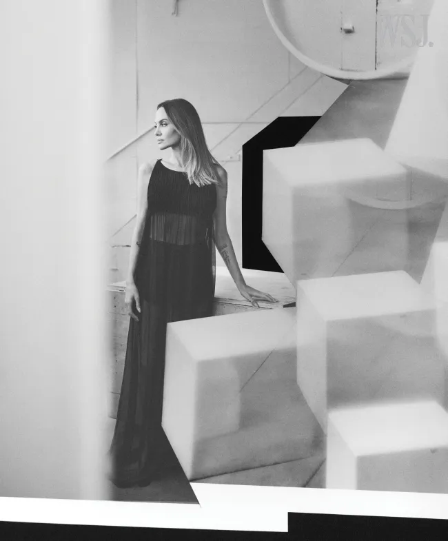 Ella modeló un vestido transparente de Atelier Jolie con un bandeau y pantalones cortos debajo.Revista WSJ