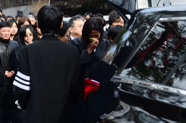 La viuda de Lee Sun-kyun, Jeon Hye-jin, sollozando en su funeral