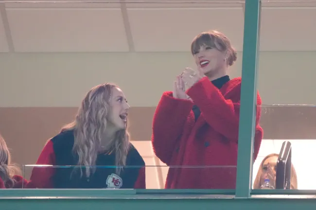 Swift se abrigó para el juego con un abrigo de peluche rojo de Stella McCartney.imágenes falsas