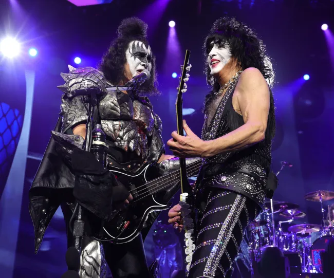 Los fundadores de KISS, Paul Stanley y Gene Simmons, actuaron juntos por última vez para el último show de la banda en el Madison Square Garden.