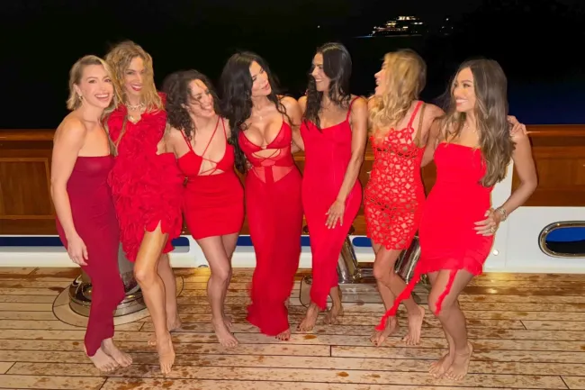 La futura novia combinó con sus amigas con vestidos rojos.lauren sanchez