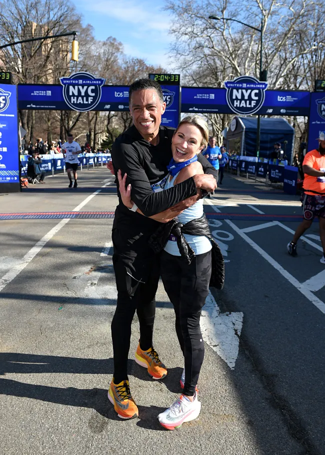 Holmes y Robach se unieron mientras corrían.Correcaminos de Nueva York a través de Getty Images