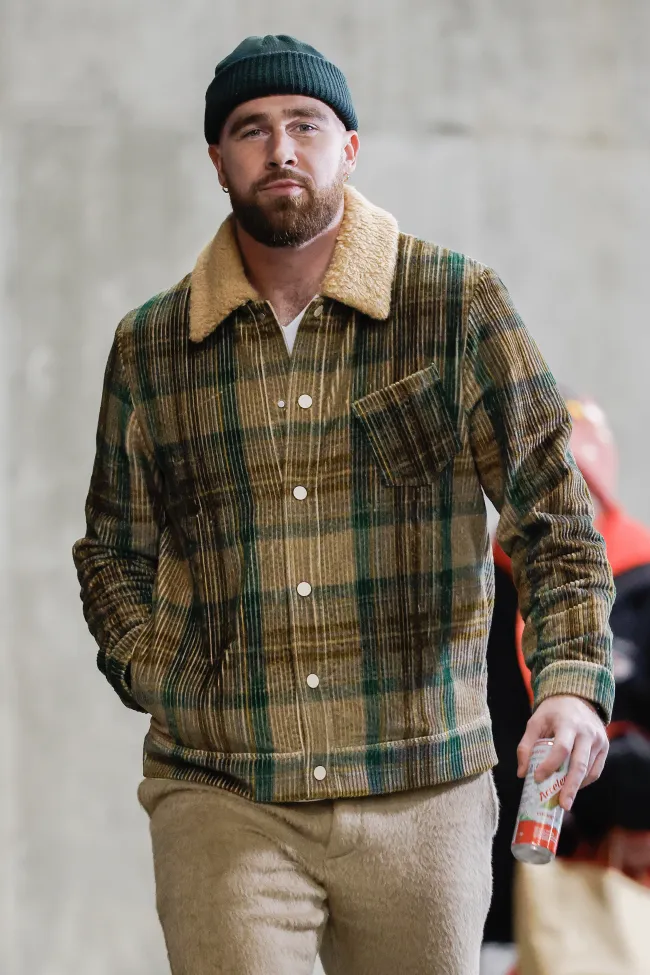 Kelce parecía listo para celebrar el aniversario de “Evermore” con su chaqueta a cuadros.imágenes falsas