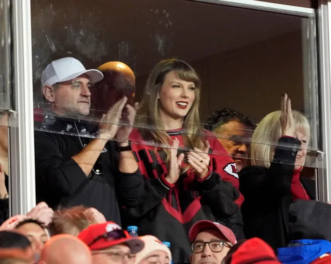 Swift usó una camiseta vintage de los Chiefs para el juego.Jon Robichaud/UPI/Shutterstock