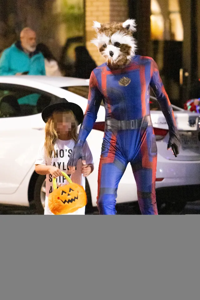 Para Halloween de 2023, Cooper y Shayk usaron disfraces de “Guardianes de la Galaxia” a juego, mientras que Lea se vistió como Taylor Swift.WavyPeter / SplashNews.com