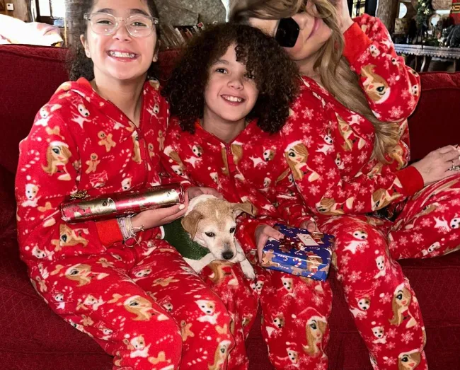 Tanaka y Carey, vista aquí con sus dos hijos, han estado saliendo desde 2016.Instagram/mariahcarey