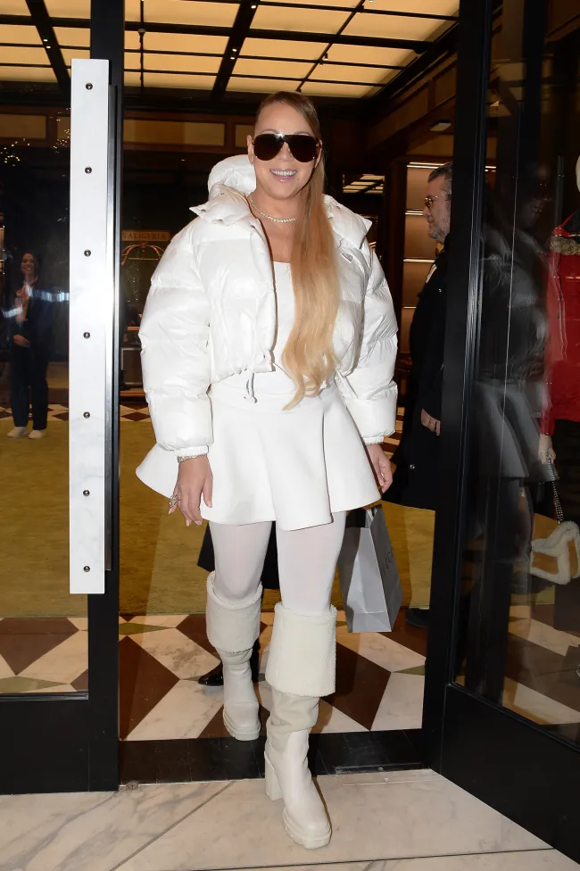 Mariah Carey salió con un elegante conjunto blanco mientras iba de compras de diseñadores a Aspen el martes.