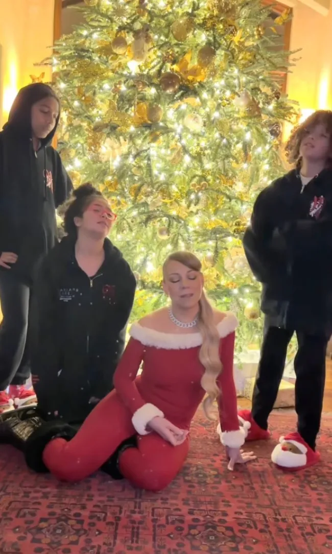 Mariah Carey con sus gemelos frente al árbol de Navidad