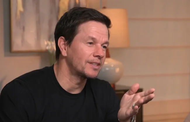 Wahlberg recordó la visita de fin de semana de los padres salvajes en una entrevista reciente.hora del este