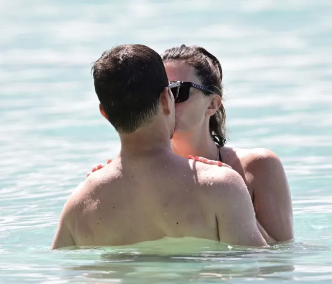 Rhea Durham y Mark Wahlberg besándose