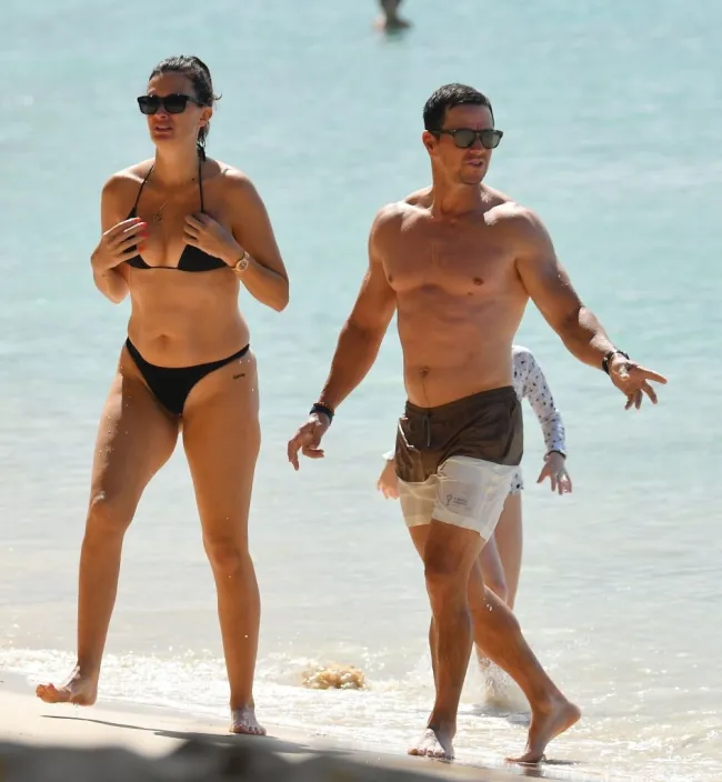 Rhea Durham y Mark Wahlberg en la playa