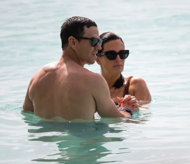 Mark Wahlberg se puso cómodo con su esposa, Rhea Durham, mientras estaba de vacaciones en Barbados.