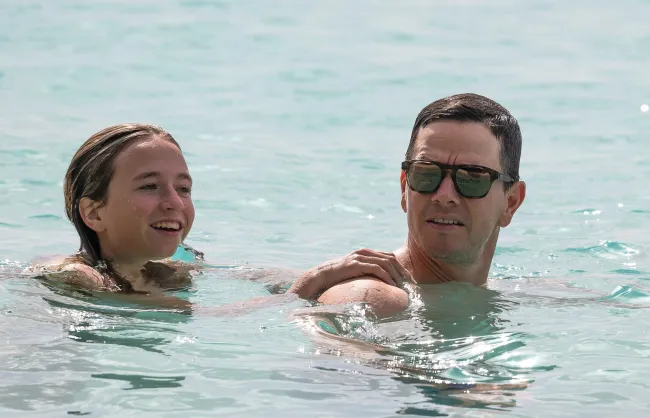 El adolescente se aferró a los hombros de Wahlberg mientras nadaban.CHRISBRANDIS.COM / BACKGRID